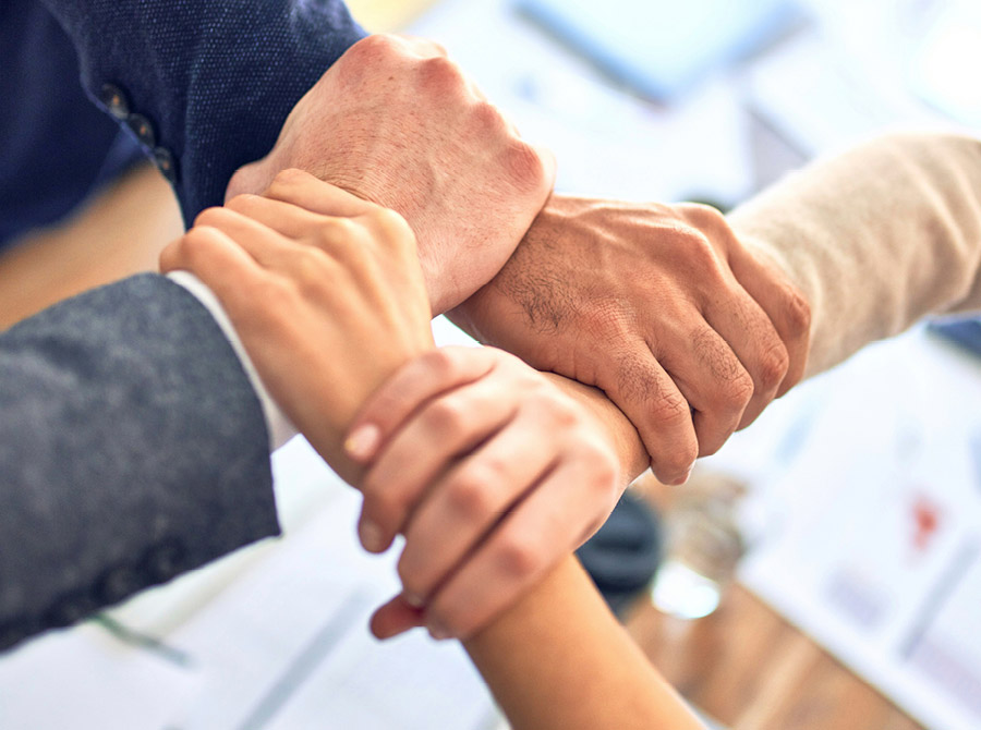 Zwei Menschen geben sich die Hand